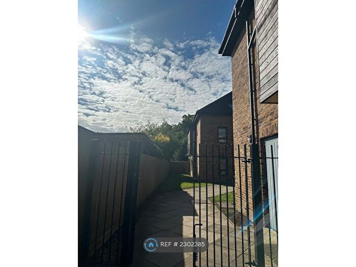 2 Bedroom Flat To Rent In Broadfields, Harrow, HA2