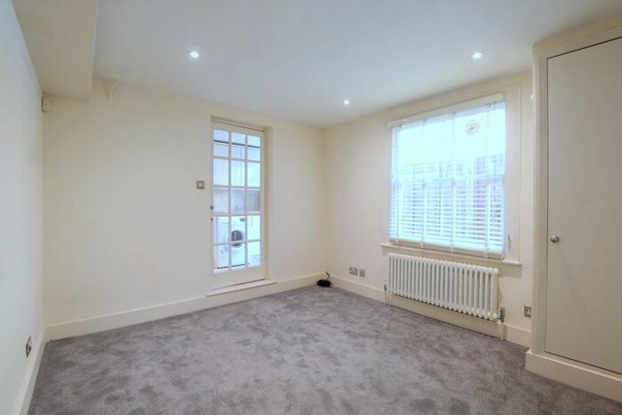 2 Bedroom Flat To Rent In Weiss Road, Putney, London, SW15