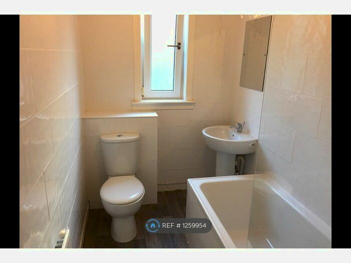 3 Bedroom Flat To Rent In Loganlee Terrace, Dundee DD2