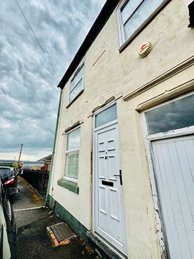 3 Bedroom Semi-Detached House To Rent In Round Street, Dudley, DY2