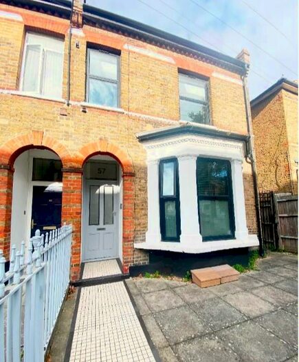 3 Bedroom Flat To Rent In Fernlea Road, London, SW12