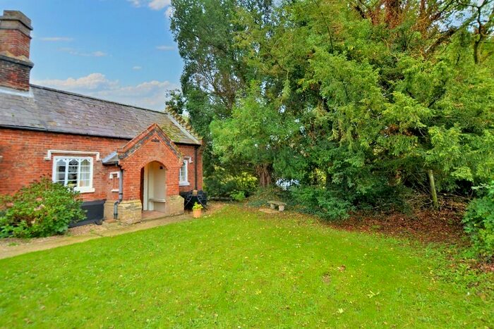 2 Bedroom Cottage For Sale In Fakenham Road, East Bilney, NR20
