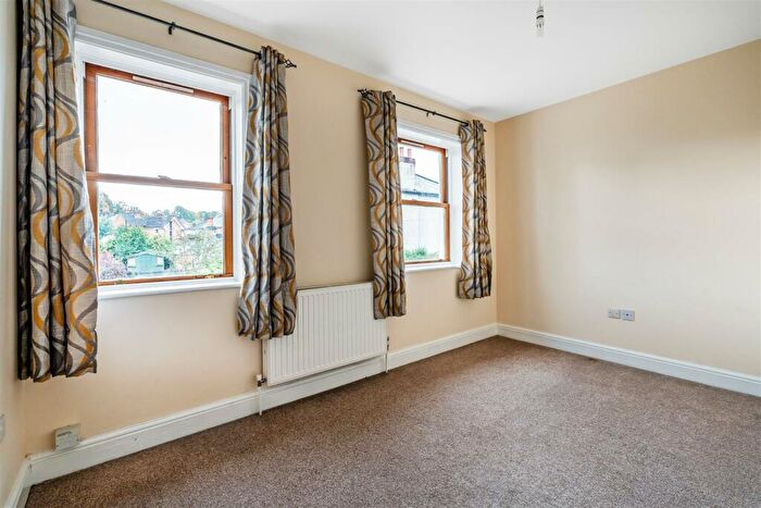4 Bedroom Detached House For Sale In Poplar Road, Leatherhead, KT22