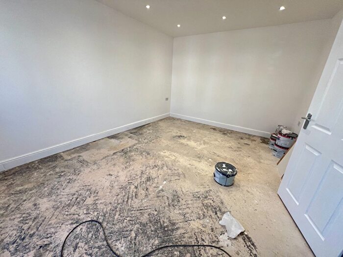 6 Bedroom Semi-Detached House To Rent In Blossom Waye, Hounslow, TW5