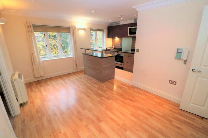 2 Bedroom Apartment To Rent In High Street, Dorking, RH4