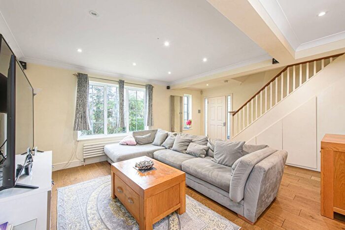 4 Bedroom Property For Sale In Elmbank Avenue, Barnet, EN5