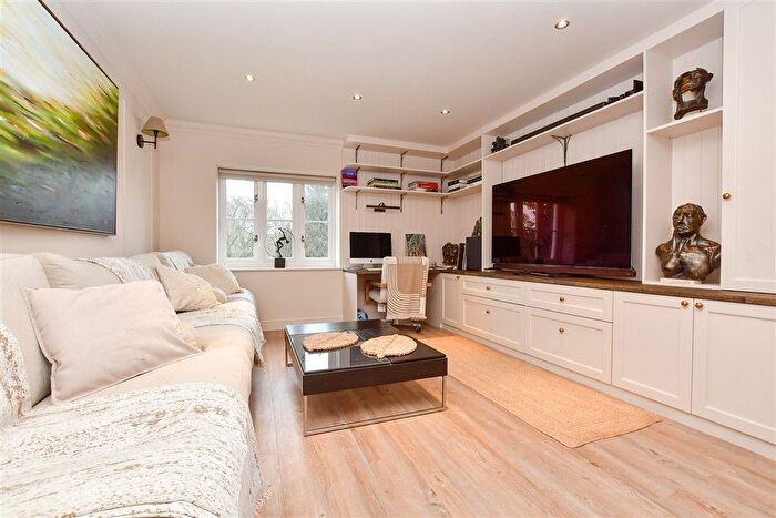 2 Bedroom Flat For Sale In Elizabeth Drive, Banstead, Surrey, SM7