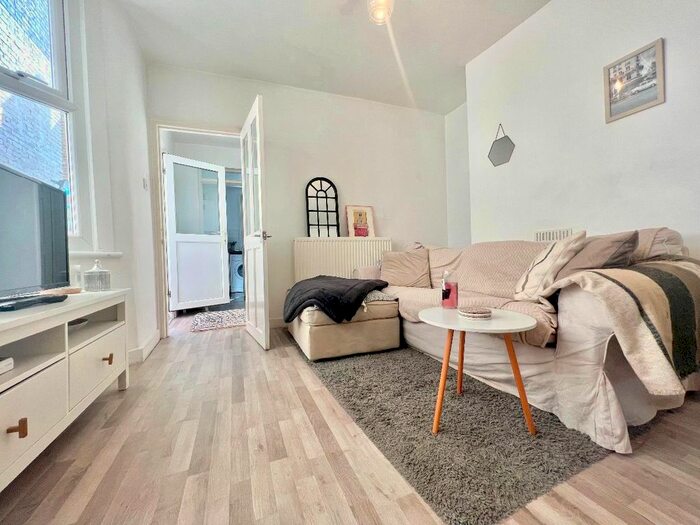 2 Bedroom Flat To Rent In Helix Gardens, London, SW2