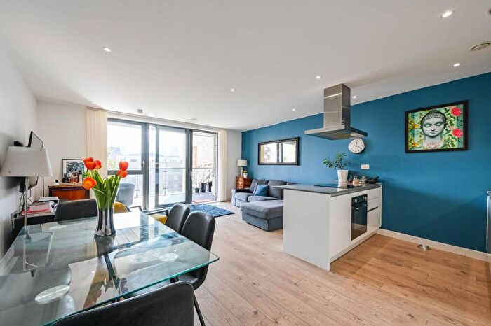 3 Bedroom Flat For Sale In St Pauls Way, Bow, London, E3