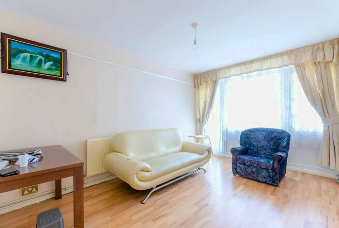 2 Bedroom Flat To Rent In Marchwood Close, Camberwell, London, SE5