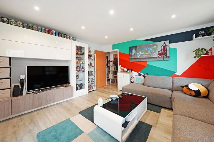 3 Bedroom Flat For Sale In Charcot Road, London, NW9