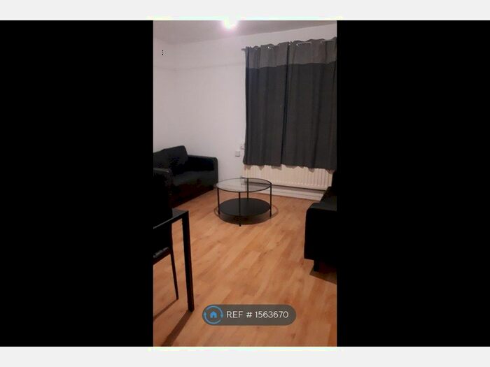 3 Bedroom Flat To Rent In Stockwell Gardens, London, SW9