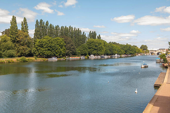 1 Bedroom Flat For Sale In High Street, Kingston Upon Thames, KT1