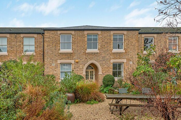 3 Bedroom Flat To Rent In Herschell Mews, London, SE5