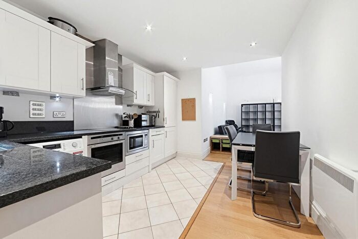 2 Bedroom Flat To Rent In Victoria House, Tudor Street, London, EC4Y