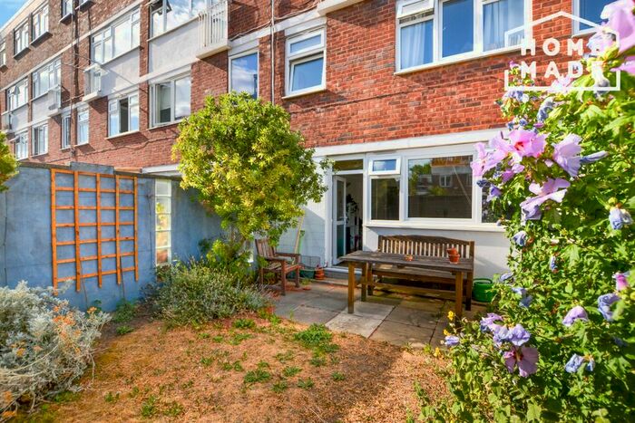 3 Bedroom Maisonette To Rent In Fellows Court, Weymouth Terrace, E2