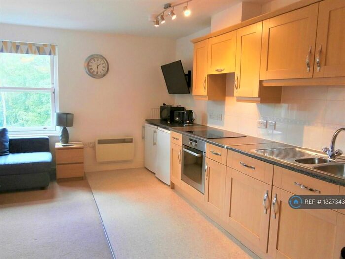 3 Bedroom Flat To Rent In Bingley Court, Canterbury, CT1