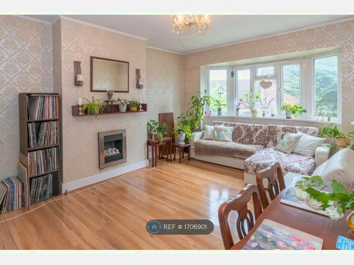 2 Bedroom Maisonette To Rent In Crockham Way, London, SE9