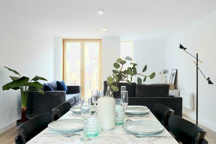 2 Bedroom Apartment To Rent In Flat :: The Quarters, M1