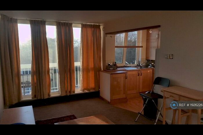 2 Bedroom Flat To Rent In Furze Hill House, Hove, BN3