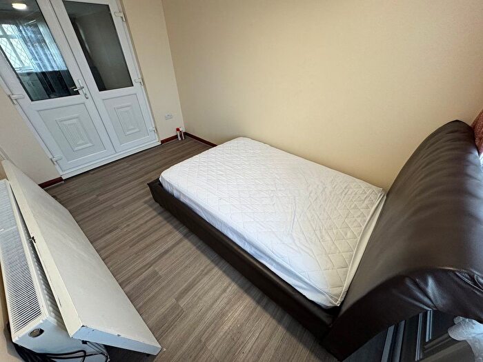 1 Bedroom Flat To Rent In Brabazon Road, Hounslow, TW5