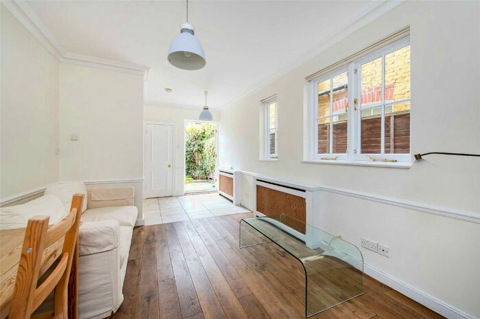 2 Bedroom Flat To Rent In Ashcombe Street, Fulham, SW6