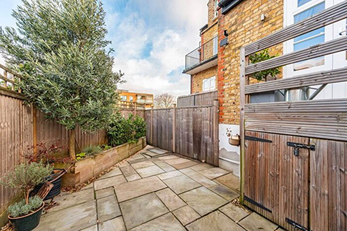 3 Bedroom Flat To Rent In Knights Hill, West Norwood, London, SE27