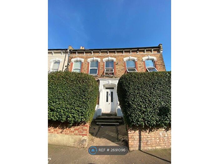 Studio To Rent In Alkham Road, London, N16