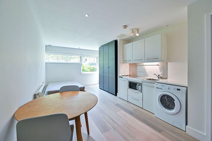 Studio To Rent In Long Lane, Borough, London, SE1