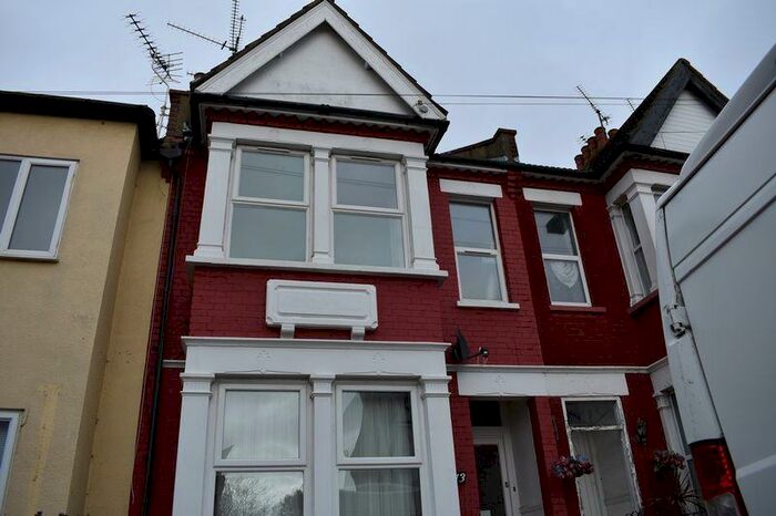 1 Bedroom Flat To Rent In St Helens Road, Westcliff-On-Sea, SS0