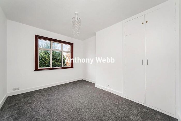 3 Bedroom Terraced House For Sale In North Circular Road, Palmers Green, N13