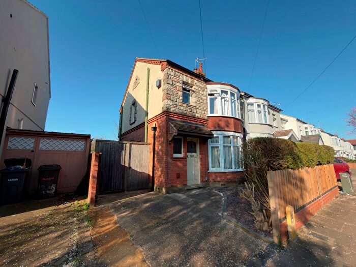 3 Bedroom Semi Detached House For Sale In Argyll Avenue, Luton, LU3