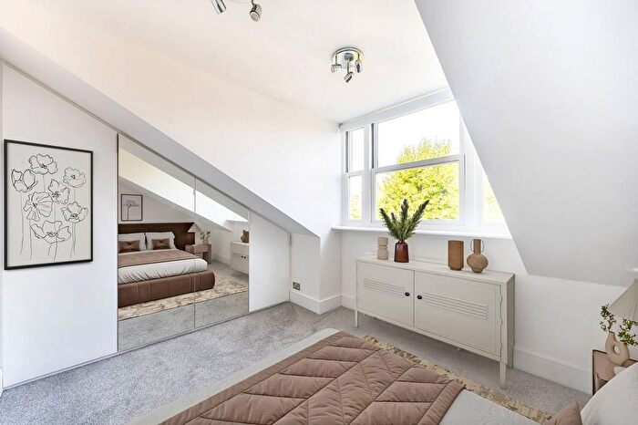 2 Bedroom Flat To Rent In Cambridge Gardens, North Kensington, London, W10