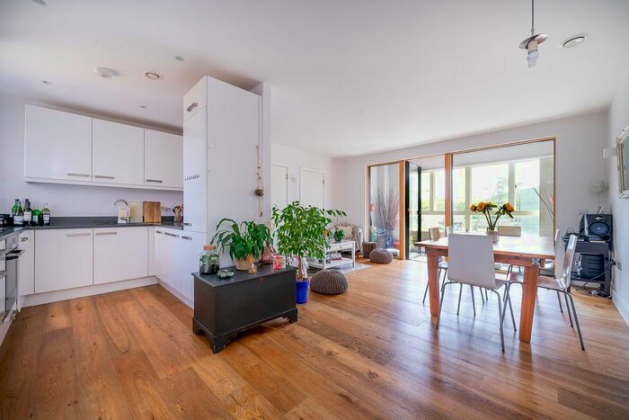 3 Bedroom Flat To Rent In Cotherstone Court, Mint Street, E2