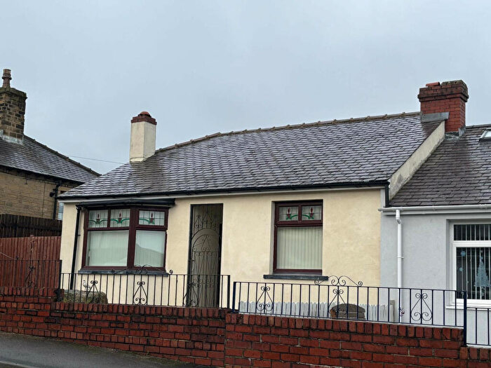 2 Bedroom Bungalow For Sale In Tom Lane, Crosland Moor, HD4