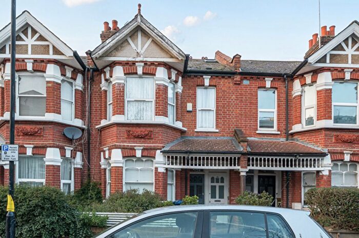 2 Bedroom Flat For Sale In Valetta Road, London, W3