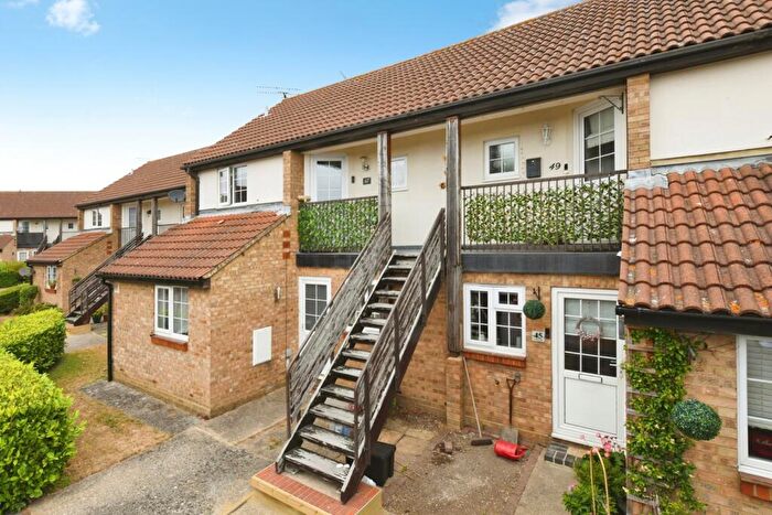 1 Bedroom Flat For Sale In Moat Rise, Rayleigh, Essex, SS6