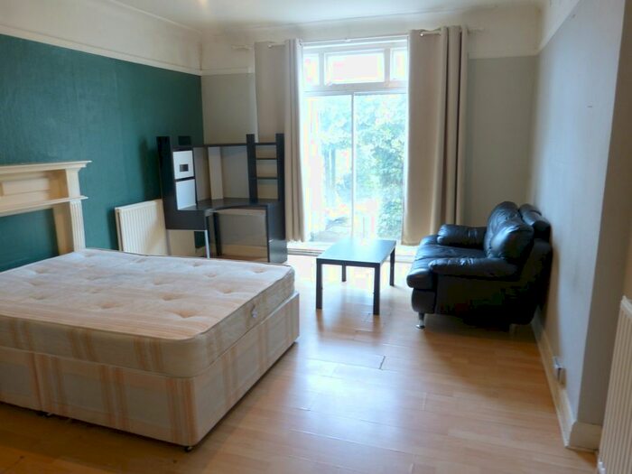 Studio To Rent In Oakfields Road, London, NW11