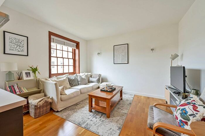 2 Bedroom Flat For Sale In Scott Avenue, West Hill, London, SW15