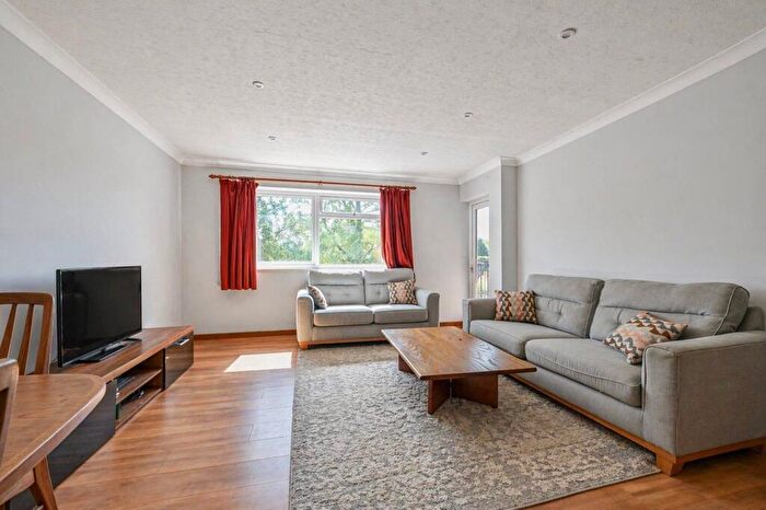 2 Bedroom Flat For Sale In Jordans Close, Boxgrove, Guildford, GU1