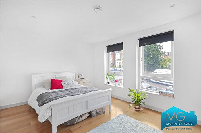 3 Bedroom Flat For Sale In Brecknock Road, Holloway, London, N19