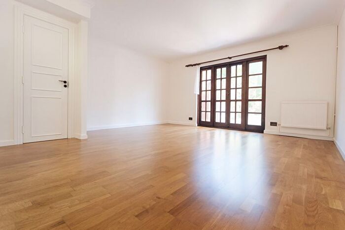 2 Bedroom Property To Rent In Elsinore Gardens, Golders Geen, NW2