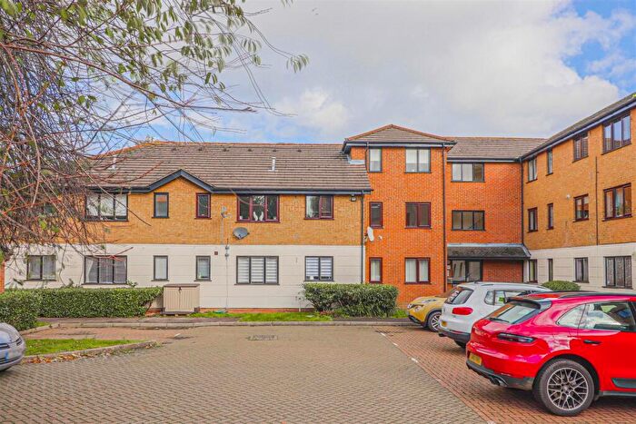 1 Bedroom Apartment To Rent In Parrotts Field, Hoddesdon, EN11