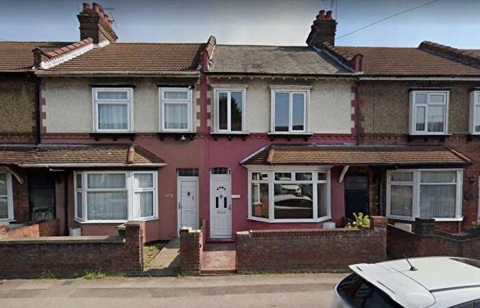 3 Bedroom Terraced House For Sale In Hitchin Road, Luton, LU2