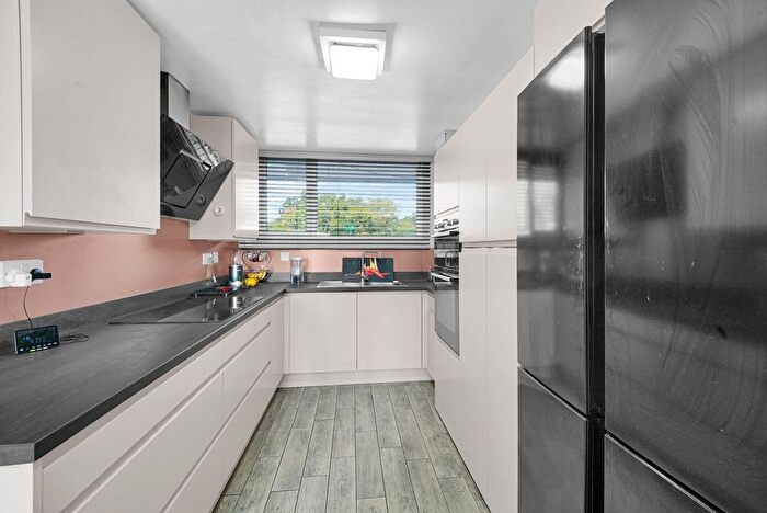 3 Bedroom Maisonette For Sale In Oxford Gardens, London, N21