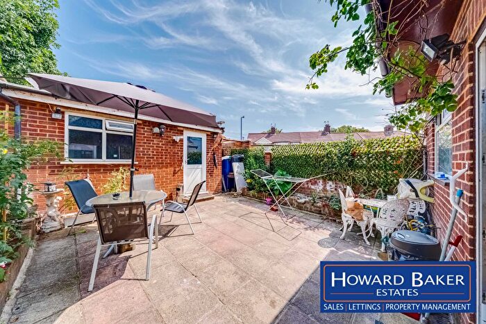 3 Bedroom Terraced House For Sale In Brampton Road, Kingsbury, NW9