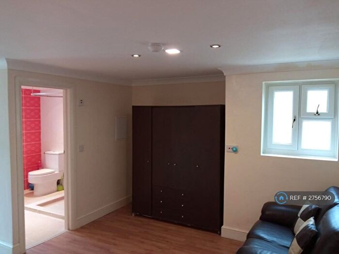 1 Bedroom Flat To Rent In Eastern Avenue, Ilford, IG4