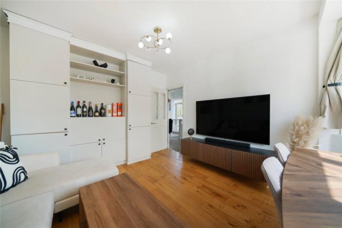 3 Bedroom Duplex For Sale In Colindeep Lane, Colindale, London, NW9