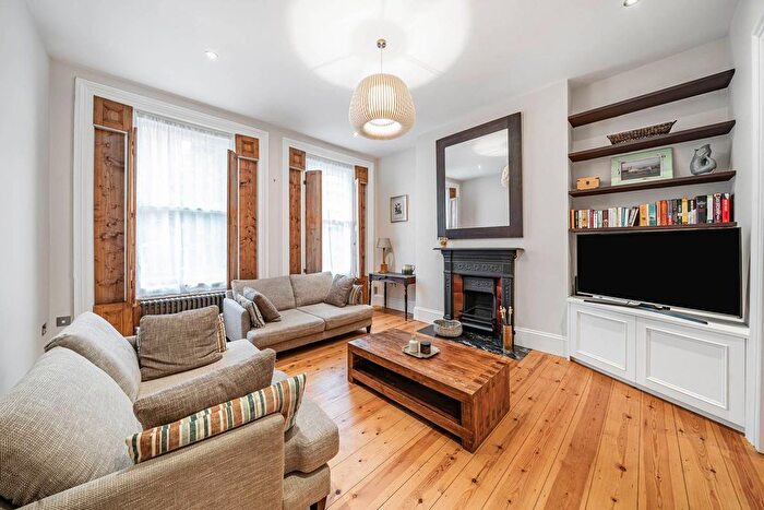 3 Bedroom Maisonette To Rent In Stockwell Road, Stockwell, London, SW9