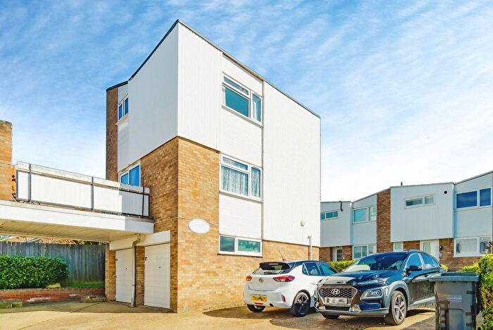 2 Bedroom Town House For Sale In Kempton Walk, Croydon, CR0